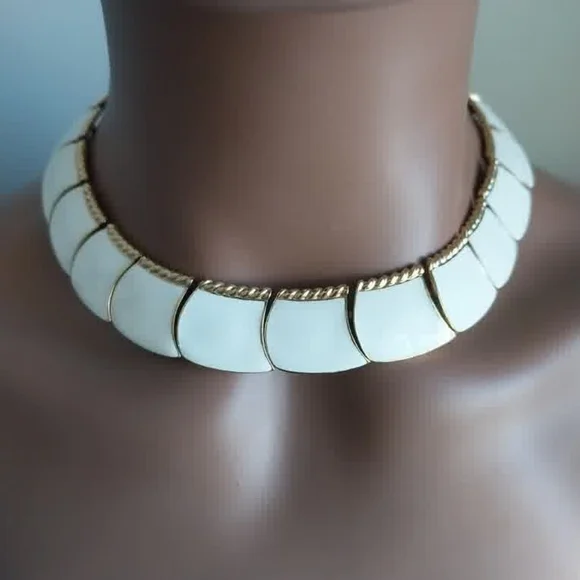 Vintage Butler White Enamel and Gold-Tone Collar Necklace Set - Picture 3 of 12
